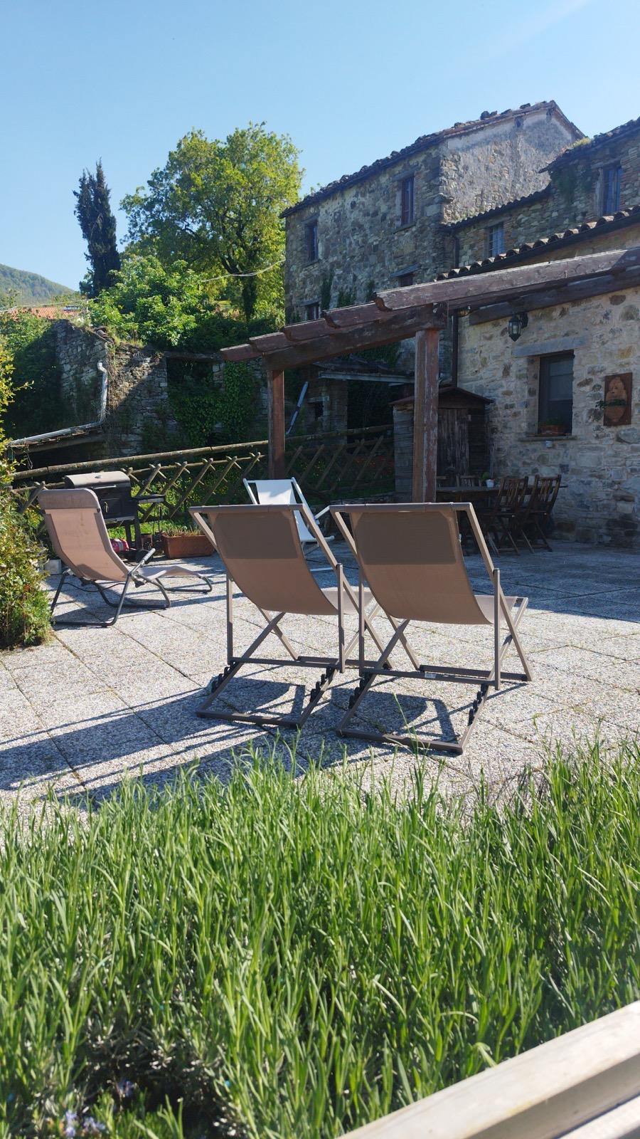 Il casale in pietra con pergola e giardino