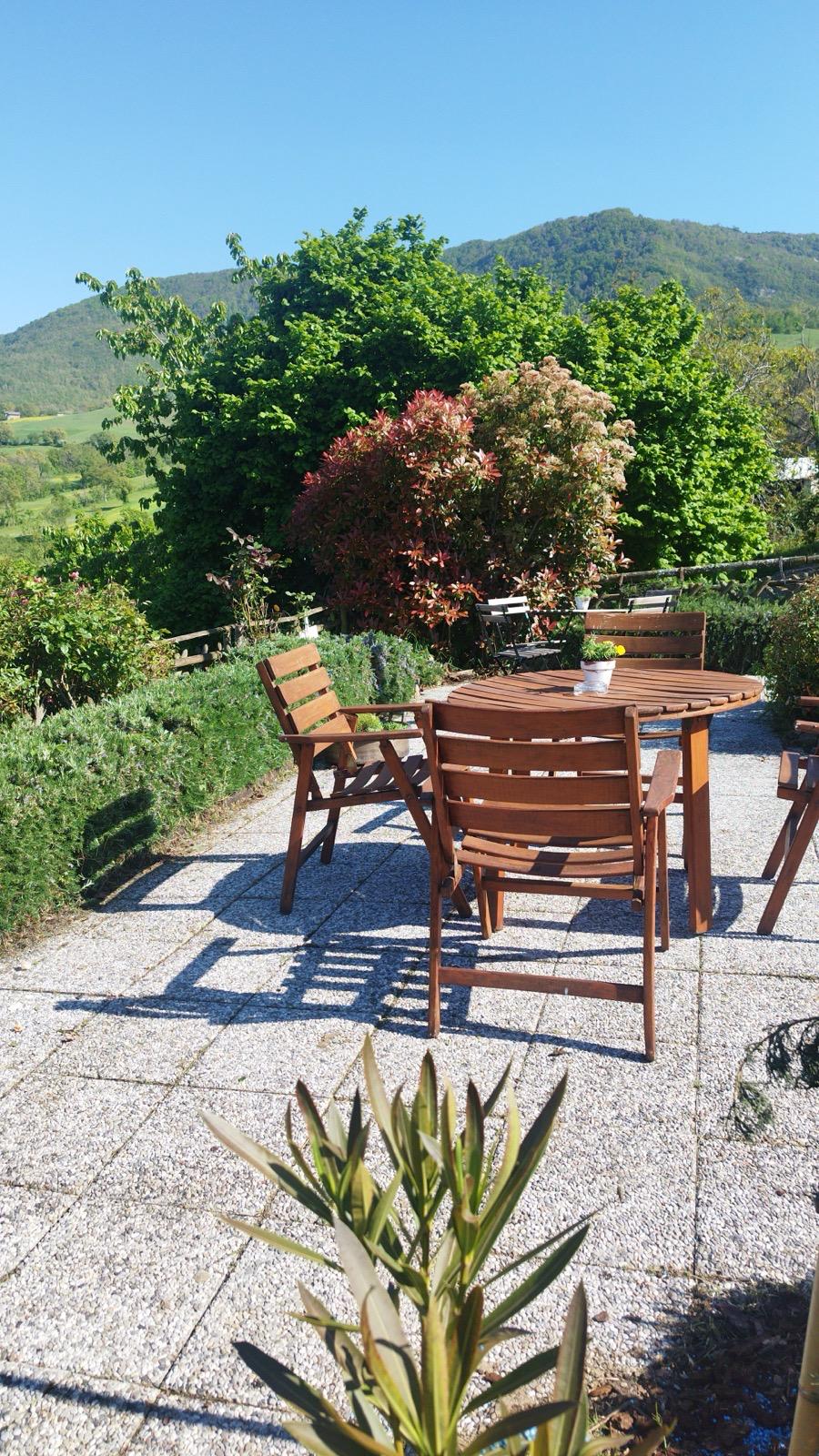 Giardino con tavolo e vista sulle colline